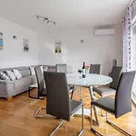 Apartamento Urban With Private Pool Podstrana