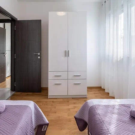 Urban With Private Pool Lejlighed Podstrana