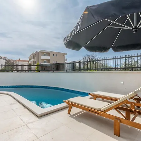 Urban With Private Pool Podstrana